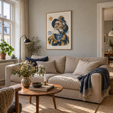 Feskaren – Grafisk kystmotiv i lys treramme over sofaen i en leilighet i Trondheim.